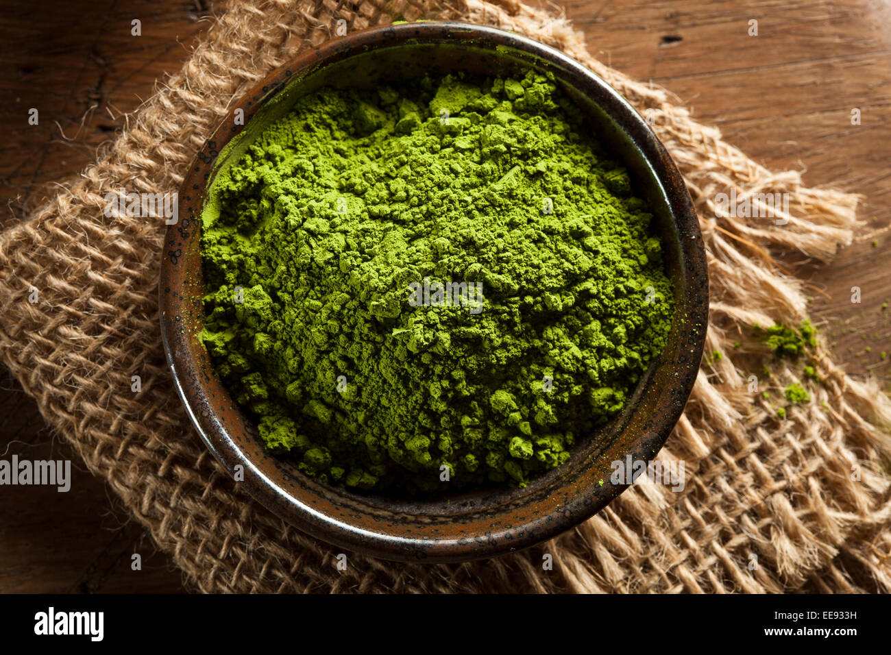 Rohe Bio Matcha Grüntee in eine Schüssel geben Stockfoto