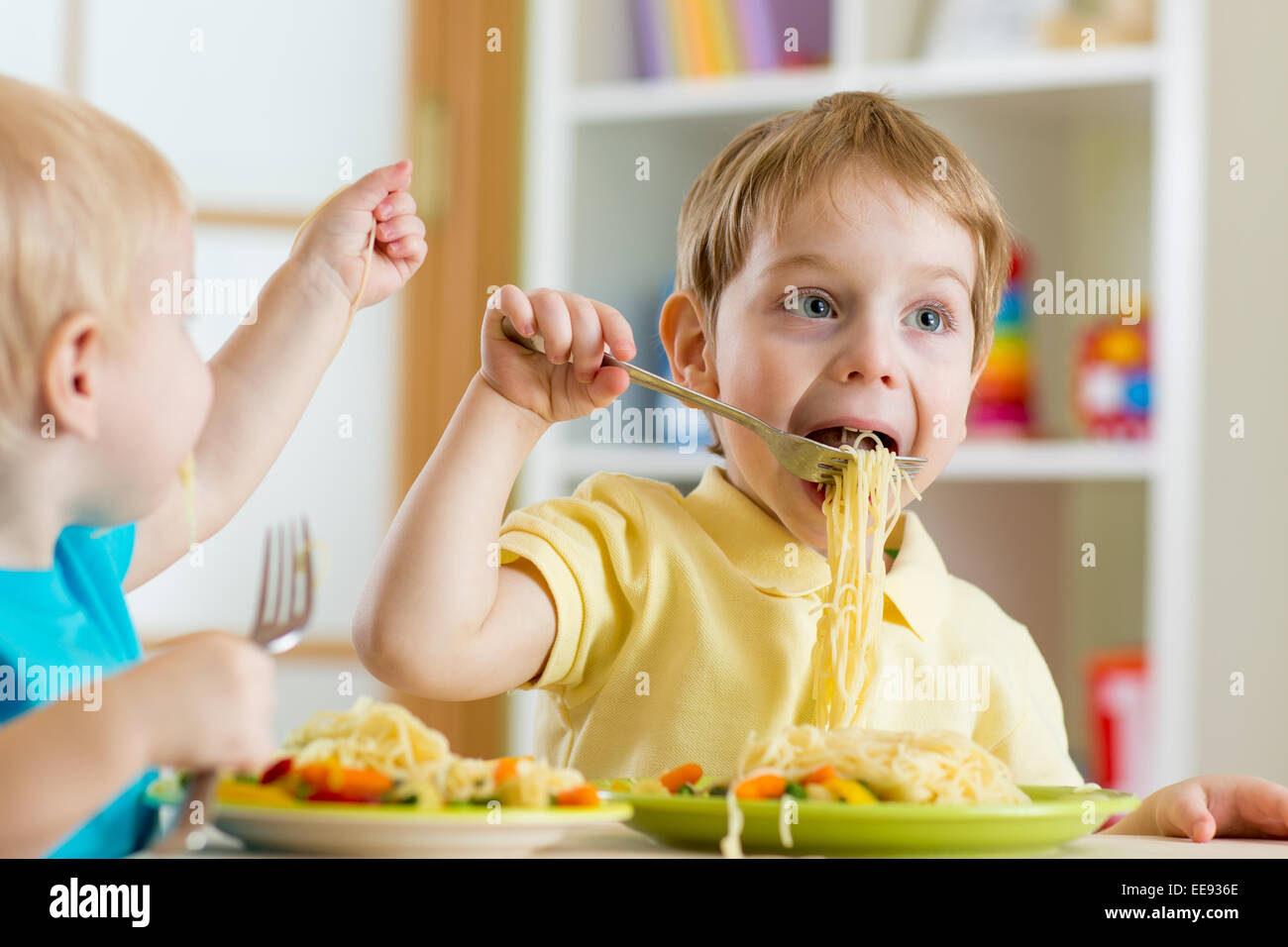 Kinder Essen im kindergarten Stockfoto