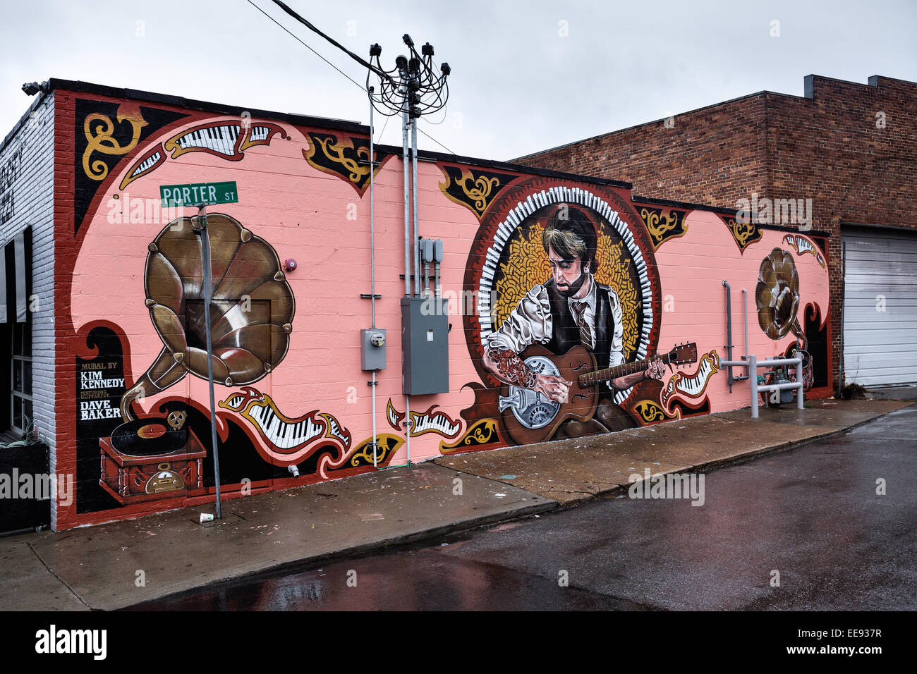 Wandbild des Künstlers und Musikers Kim Kennedy inspiriert von Gitarrist Dave Baker spielt eine Gibson Dobro ulica Porter in Nashville, TN. Stockfoto