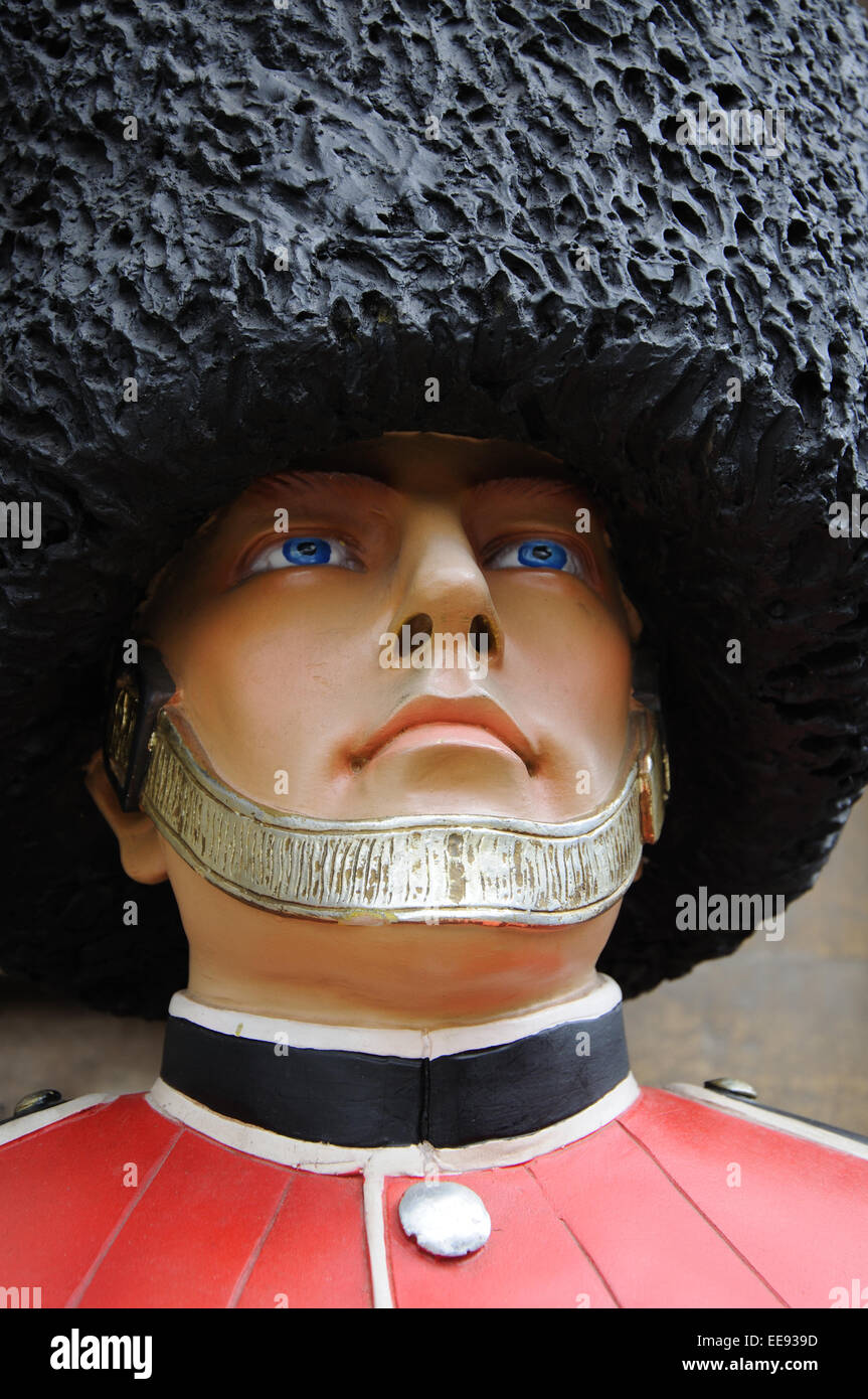 Nahaufnahme des britischen Fußsoldat Modell tragen Bärenfell Hut, Cambridge, England, UK Stockfoto