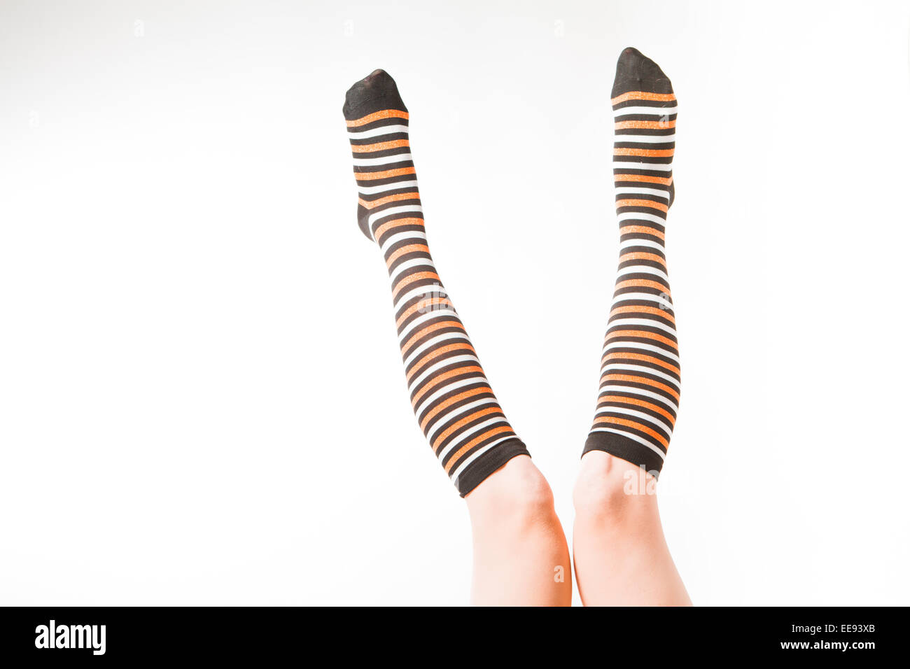 Schöne Beine in eine lange bunte Socken Stockfoto