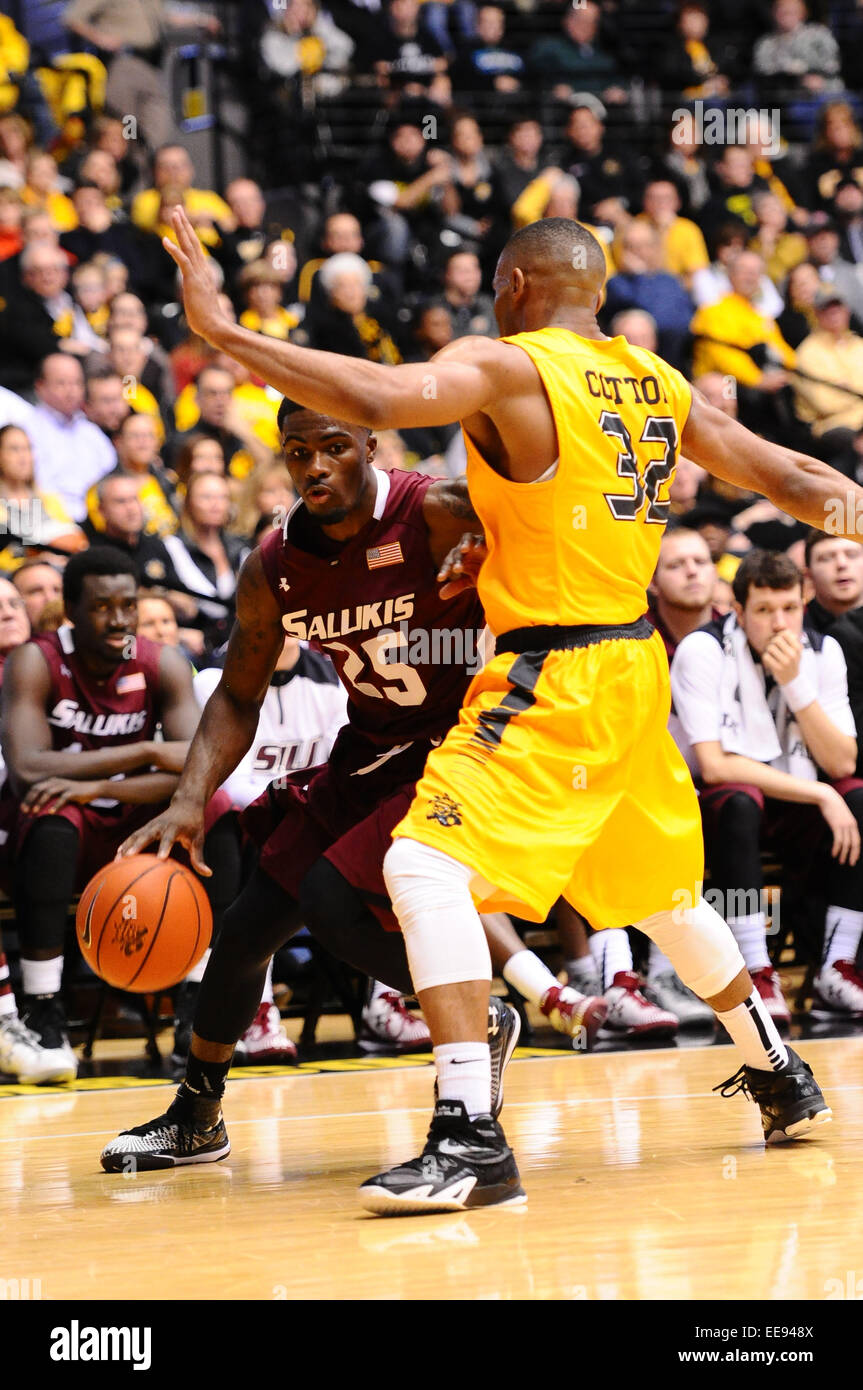 Wichita, Kansas, USA. 15. Januar 2015. Southern Illinois Salukis Guard Anthony Beane (25) versucht, Wichita State Shockers Wache Tekele Cotton (32) Haken auf einem Laufwerk in den Warenkorb bei den NCAA Basketball-Spiel zwischen der Southern Illinois Salukis und die Wichita State Shockers in Charles Koch Arena in Wichita, Kansas. Kendall Shaw/CSM/Alamy Live-Nachrichten Stockfoto