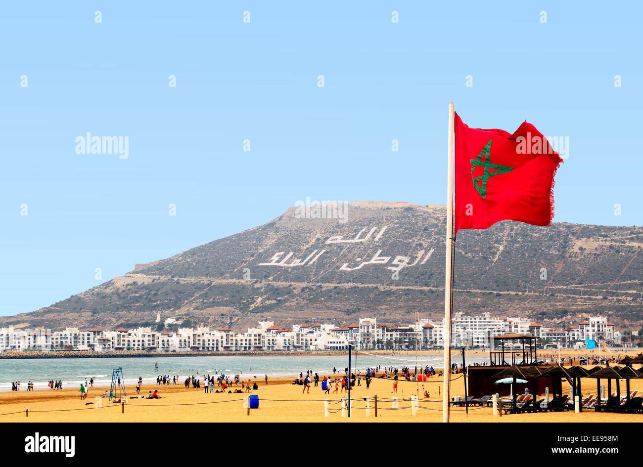 Den schönen Strand in Agadir mit Flagge von Marokko Stockfoto