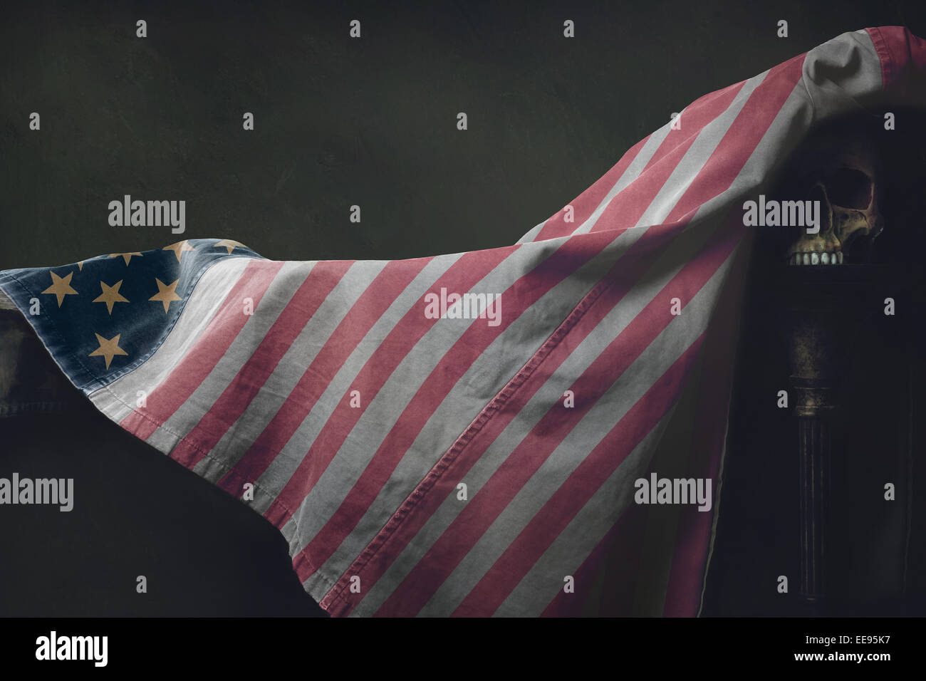 Vanitas der amerikanischen Flagge mit menschlichen Schädel Stockfoto