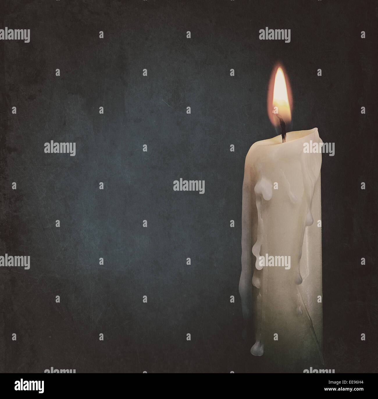 Brennende Kerze über dunkle Hintergründe. Abstract Grunge Stillleben Stockfoto