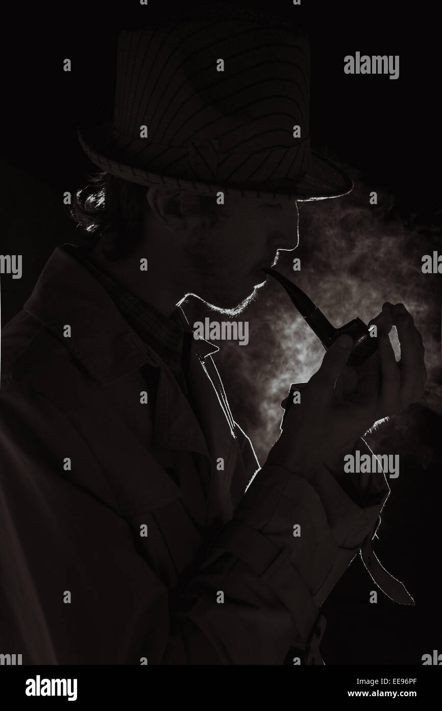 Der Mann in der Art Chicago Gangster mit Zigarre auf dunklem Hintergrund Stockfoto