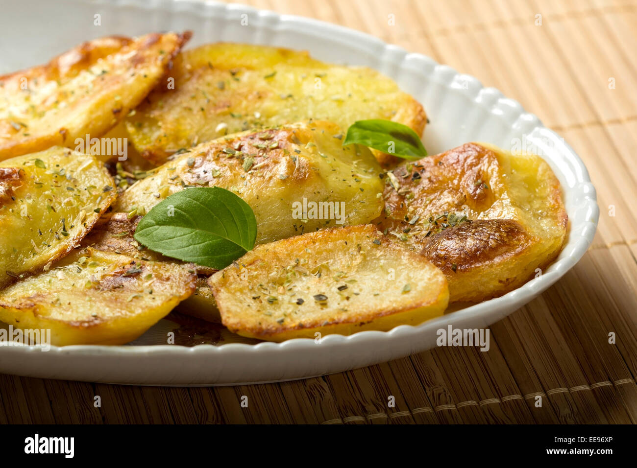 Würzig gebratene Kartoffeln mit Kräutern und Gewürzen, die in weißen Teller serviert Stockfoto