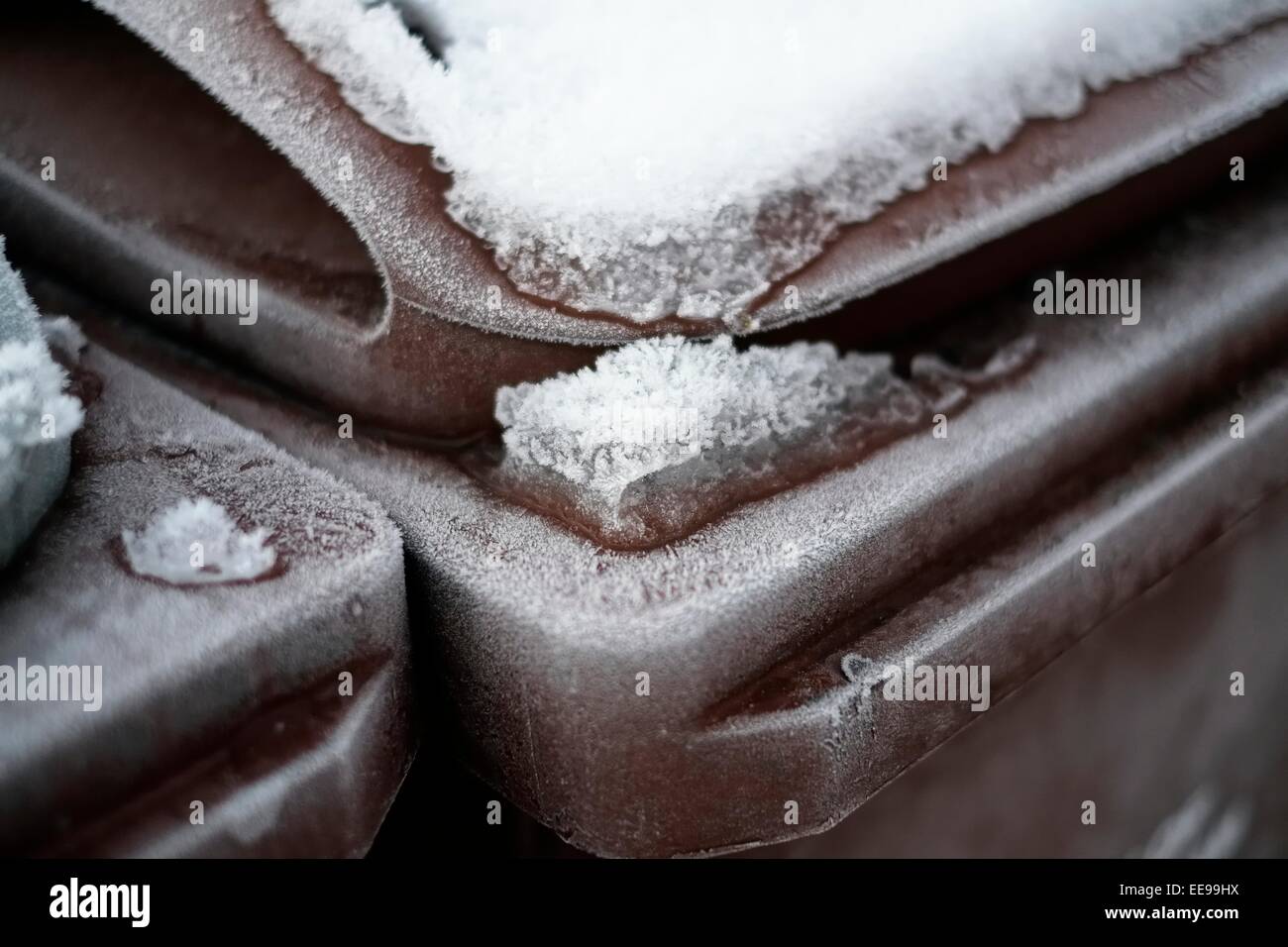 Frost und Eis auf einem Mülleimer Deckel England uk Stockfoto