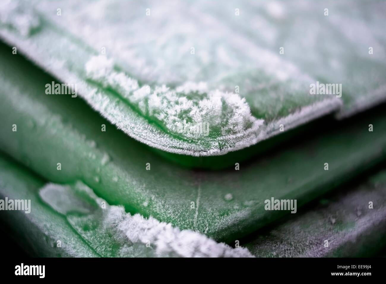 Frost und Eis auf einem Mülleimer Deckel England uk Stockfoto