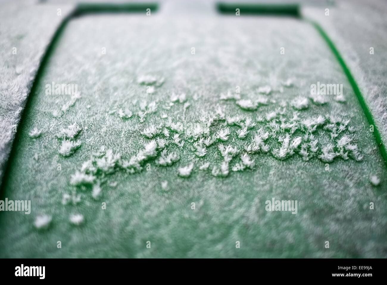 Frost und Eis auf einem Mülleimer Deckel England uk Stockfoto