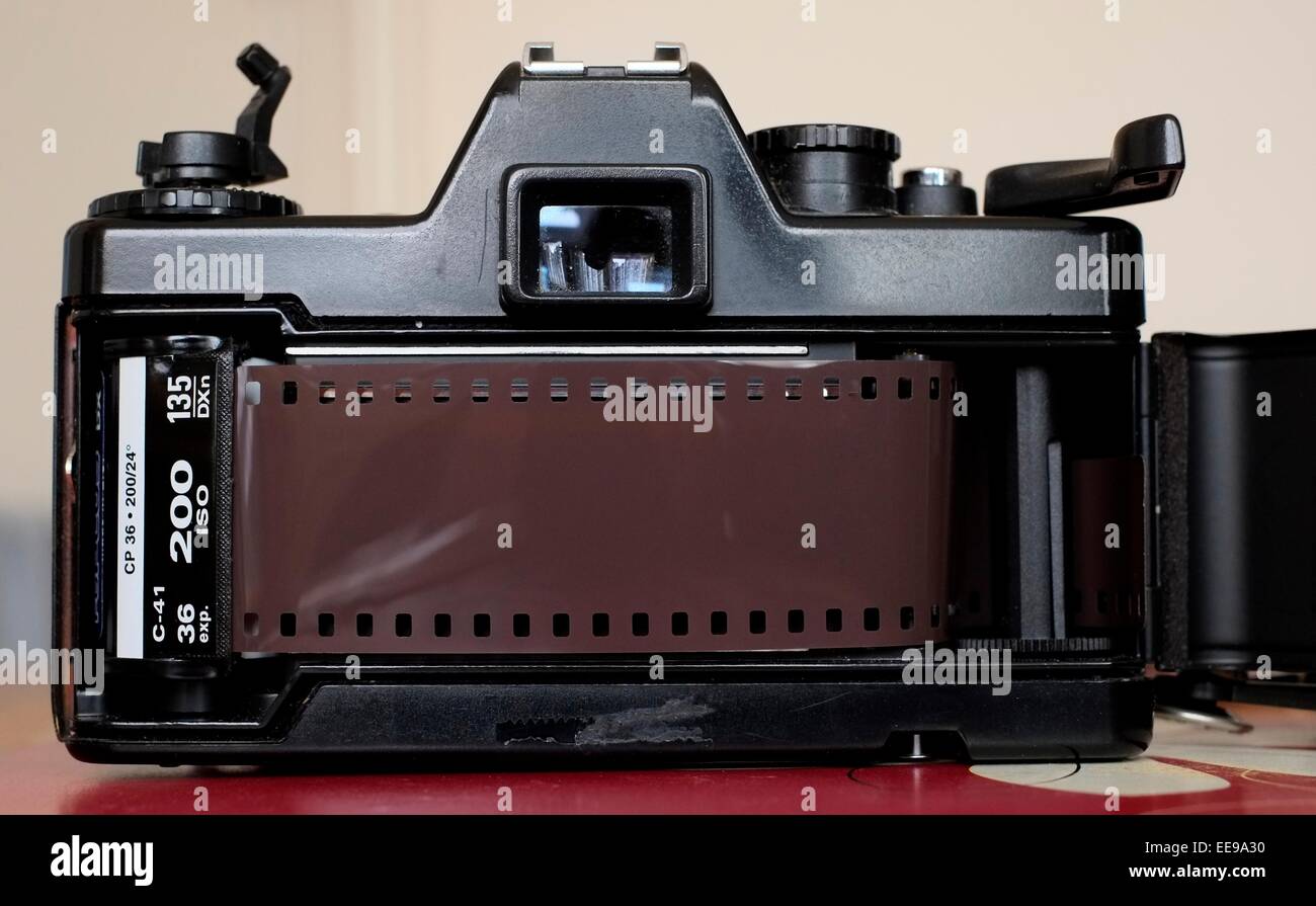 Eine alte Spiegelreflexkamera Film geladen mit einer 35mm-Film-Kassette Stockfoto