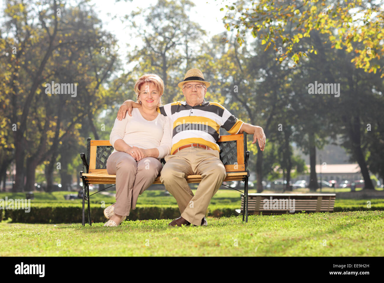 Schönes älteres paar entspannende im Park auf einer Bank sitzend Stockfoto