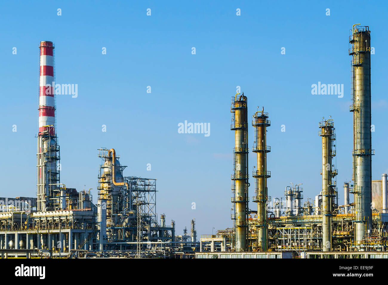 Ein Teil der eine Öl- und Gas-Raffinerie mit verschiedenen petrochemischen Anlagen Stockfoto