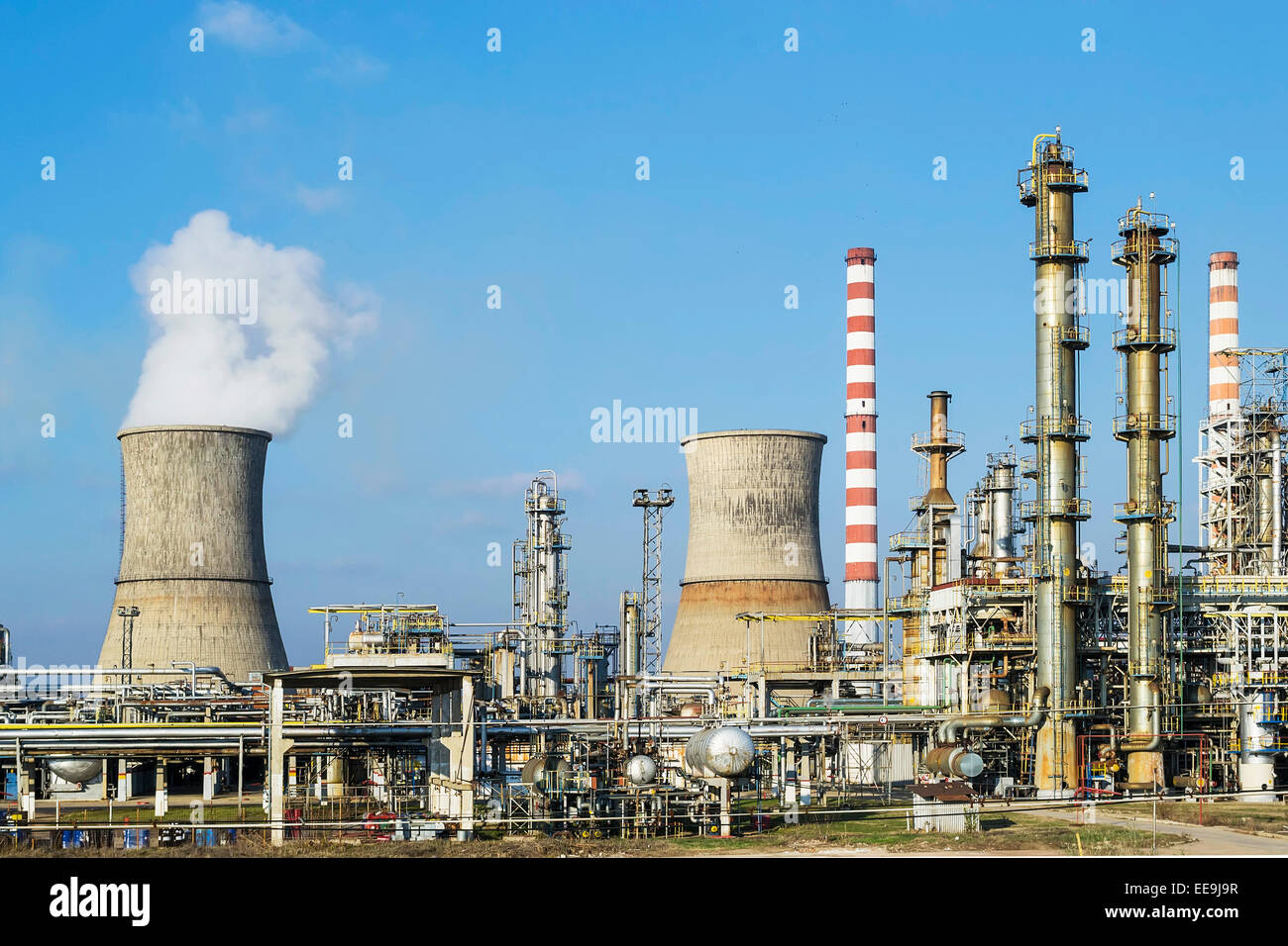 Überblick über eine Öl- und Gas-Raffinerie mit verschiedenen petrochemischen Anlagen Stockfoto