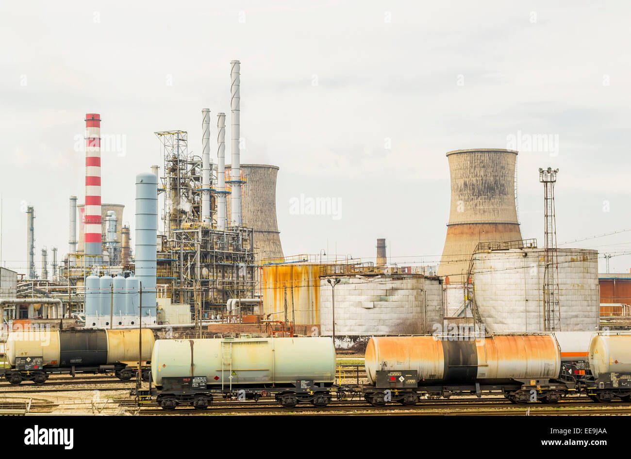 Öltanker, die mit Kraftstoff in eine Öl- und Gas Raffinerie geladen Stockfoto