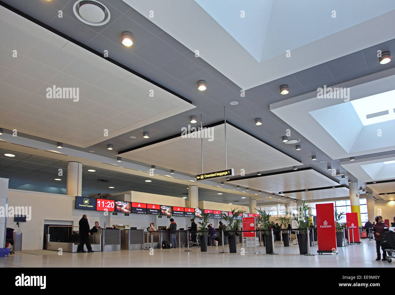 Emirates Check-in Bereich an London Gatwick Flughafenterminal Nord Stockfoto