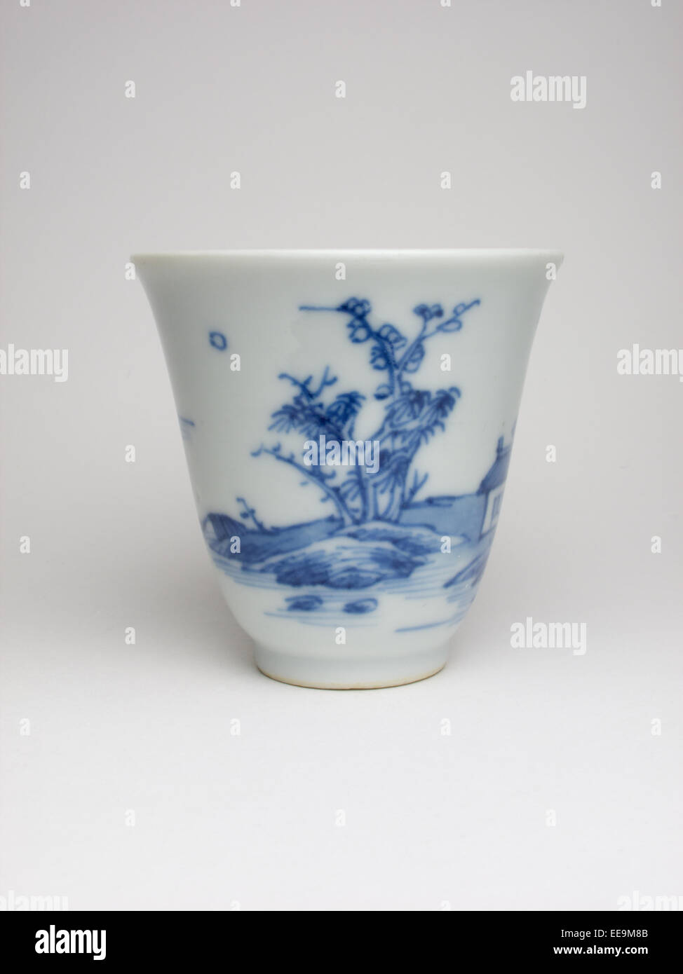 Antiquitäten Sie aus dem 18. Jahrhundert chinesischen blauen und weißen Porzellantasse, 6,5 cm hoch Stockfoto