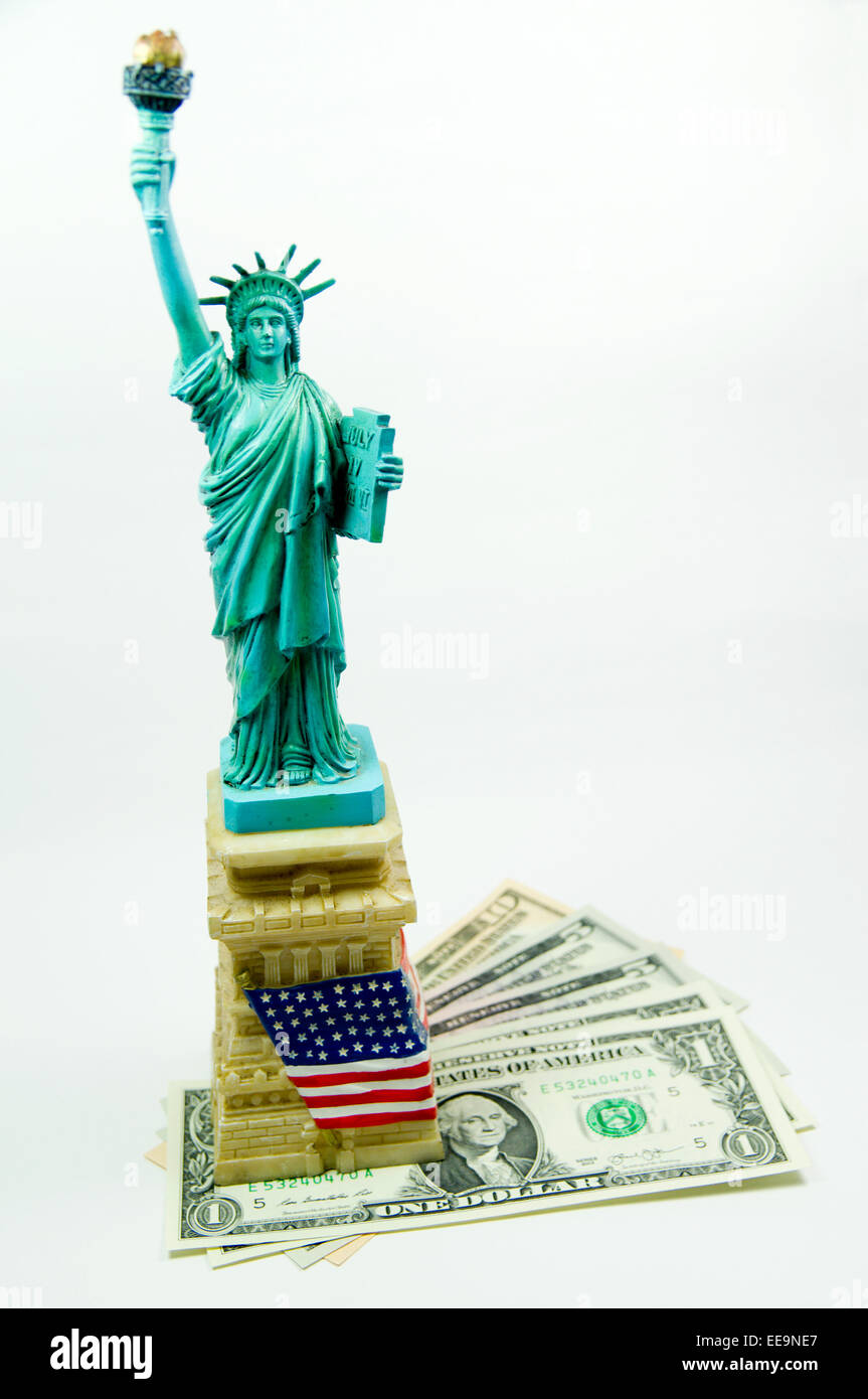 Modell der Statue of Liberty und Dollar-Noten. Stockfoto