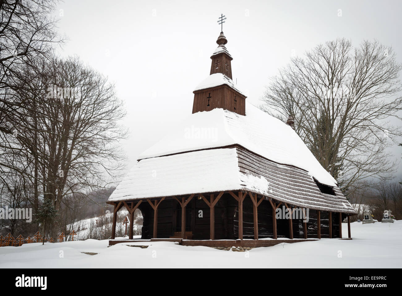 Die griechisch-katholische hölzerne Kirche St. Michael bedeckt der Erzengel in Topola, Slowakei mit Schnee Stockfoto