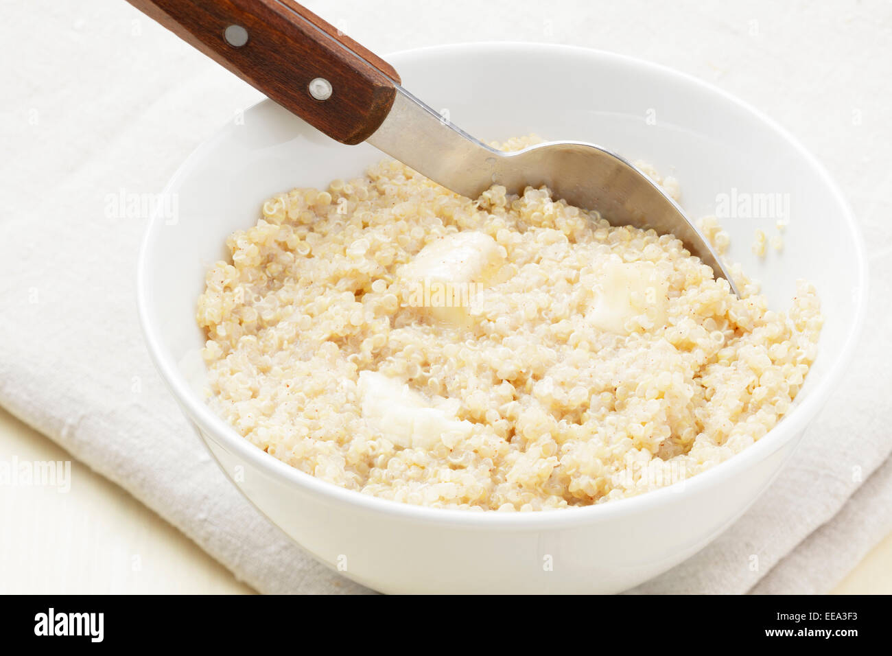 Quinoa-Porridge mit Banane und Zimt Stockfoto