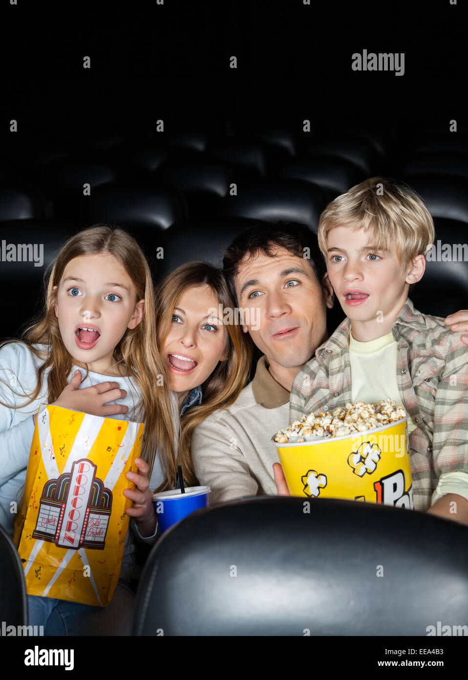 Überraschen Familie beobachtete Film im Theater Stockfoto