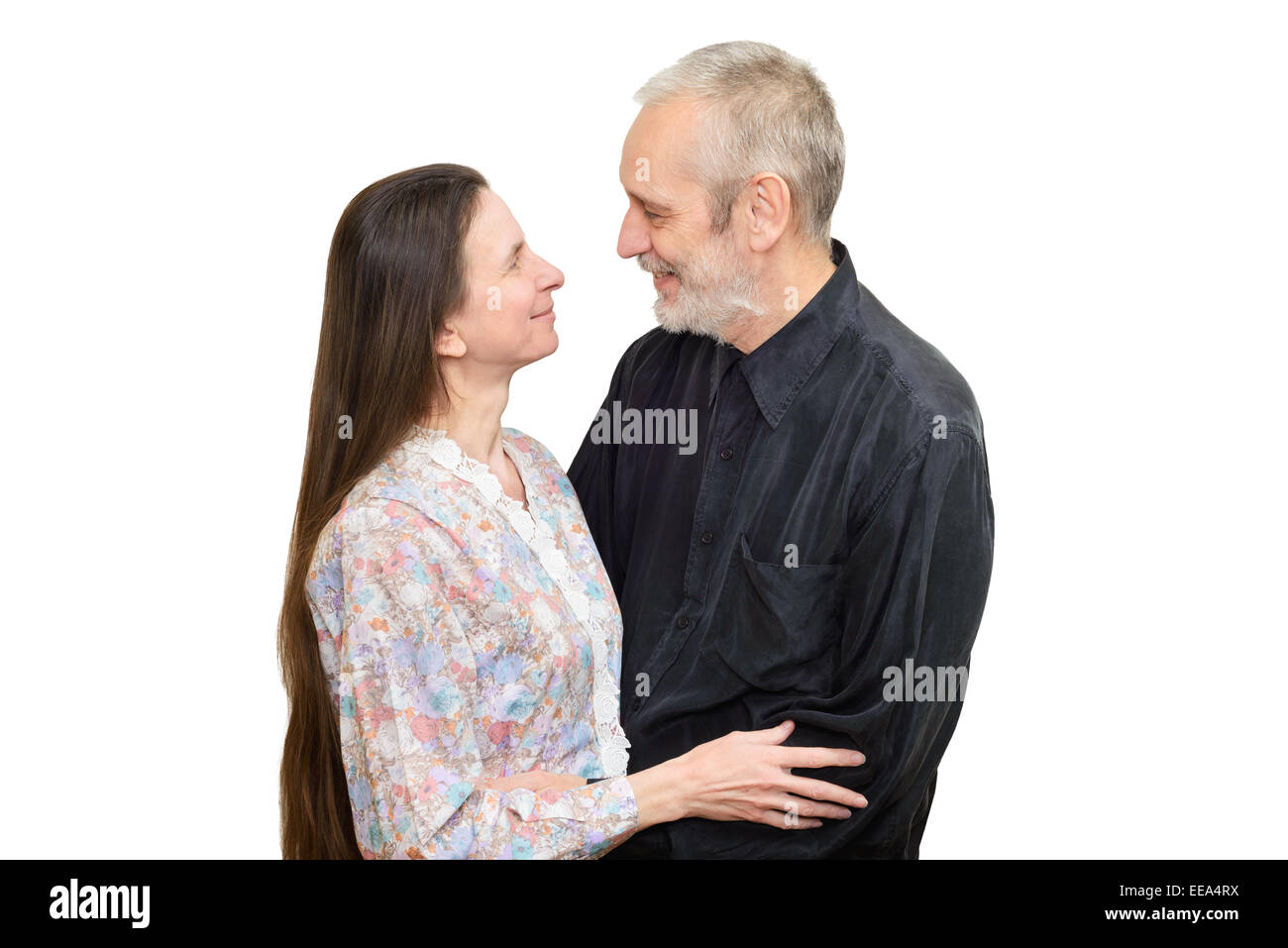 Reifer Mann und Frau mit langen Haaren sahen einander mit Liebe, Augen in Augen, für S. Valentin Tag oder ein Jubiläum. Isolat Stockfoto