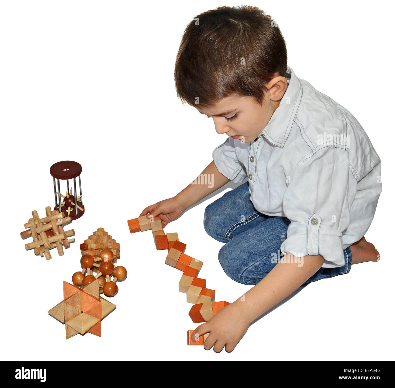 Junge mit vielen Spielsachen aus Holz Logik Stockfoto