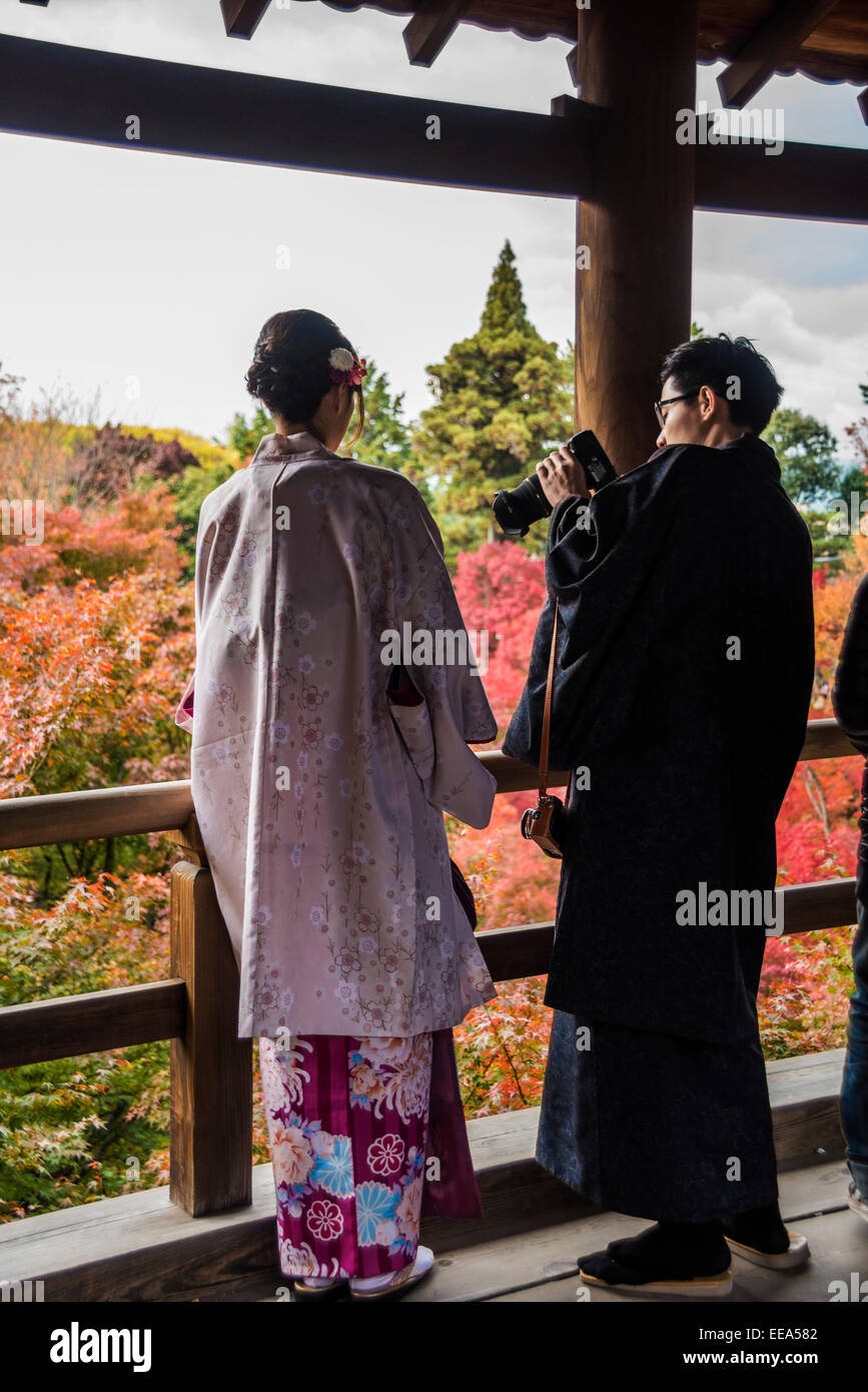 Japanisches Paar in Tracht besuchen Herbst Blätter im Tofukuji Tempel in Kyoto, Japan. Stockfoto