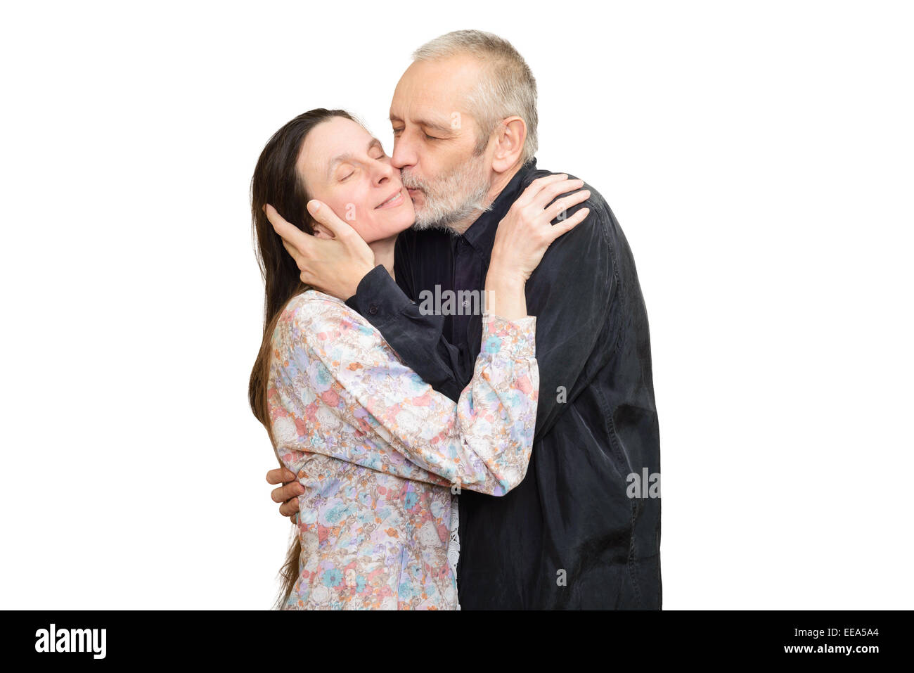 Erwachsener Mann küsst seine Frau mit Liebe für S. Valentin Tag oder ein Jubiläum. Isoliert auf weißem Hintergrund. Stockfoto