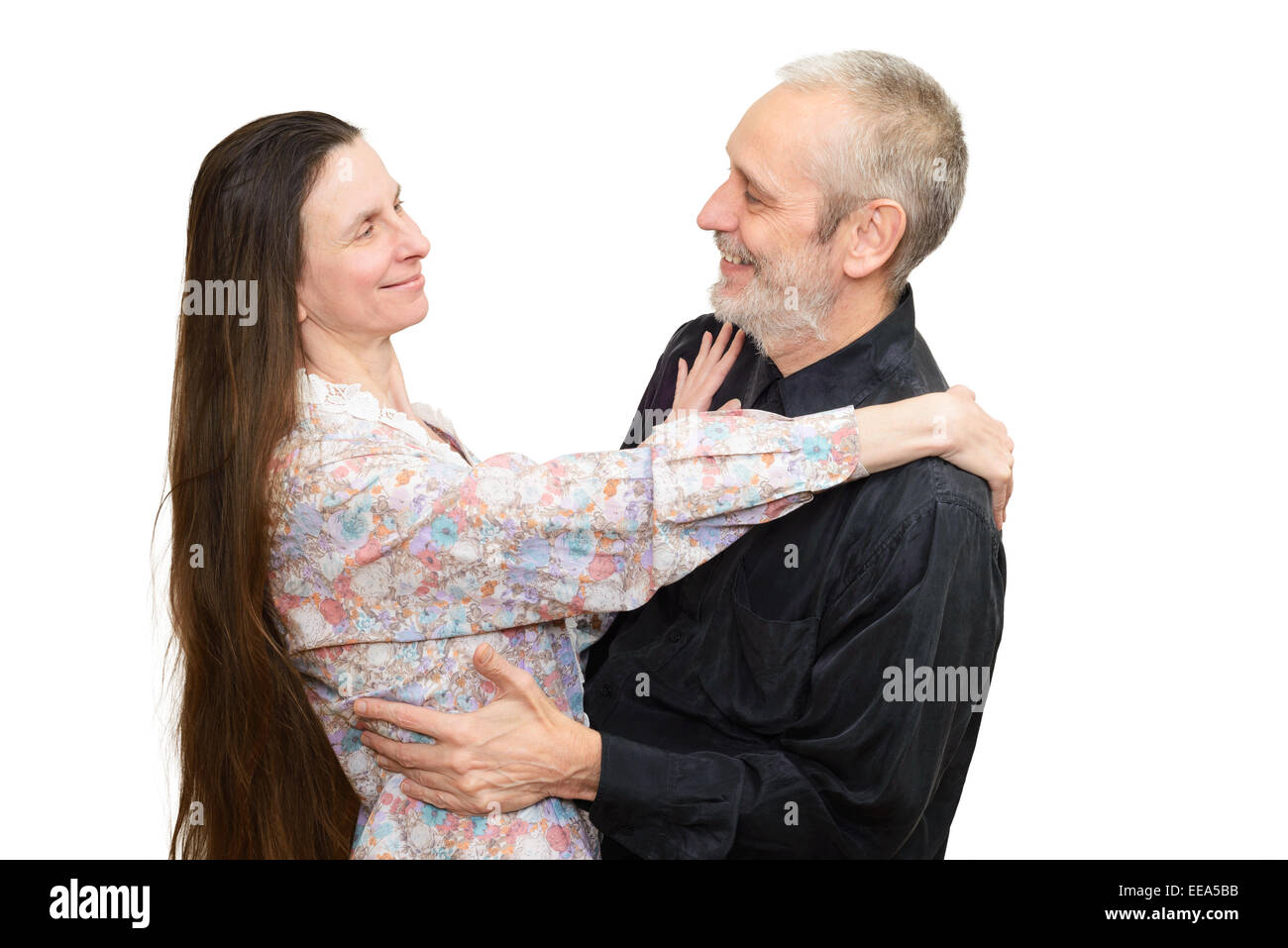 Erwachsener Mann und Frau mit langen Haaren sahen einander mit Liebe, Augen in Augen, für S. Valentin Tag oder ein Jubiläum. Isolieren Stockfoto