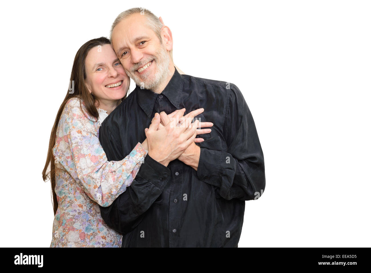 Glücklich Erwachsenen Mann und Frau mit langem Haar Lächeln für S. Valentin Tag oder ein Jubiläum und umarmen einander. Isoliert auf whi Stockfoto