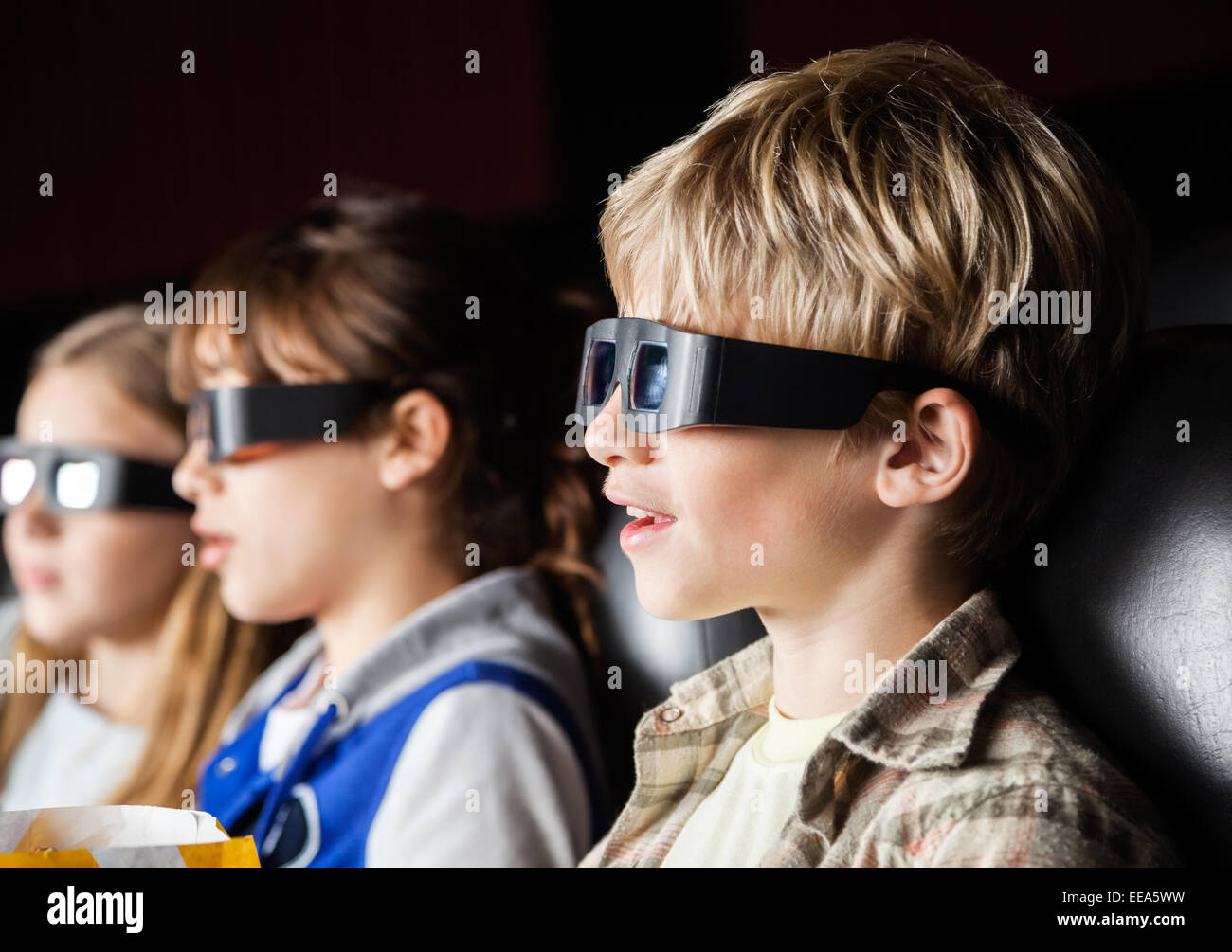 Junge 3D Film mit Geschwistern Stockfoto