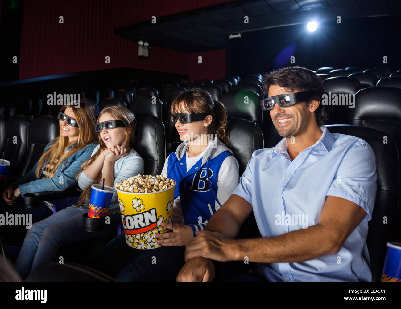 Glückliche Familie während der 3D-Film im Theater Stockfoto