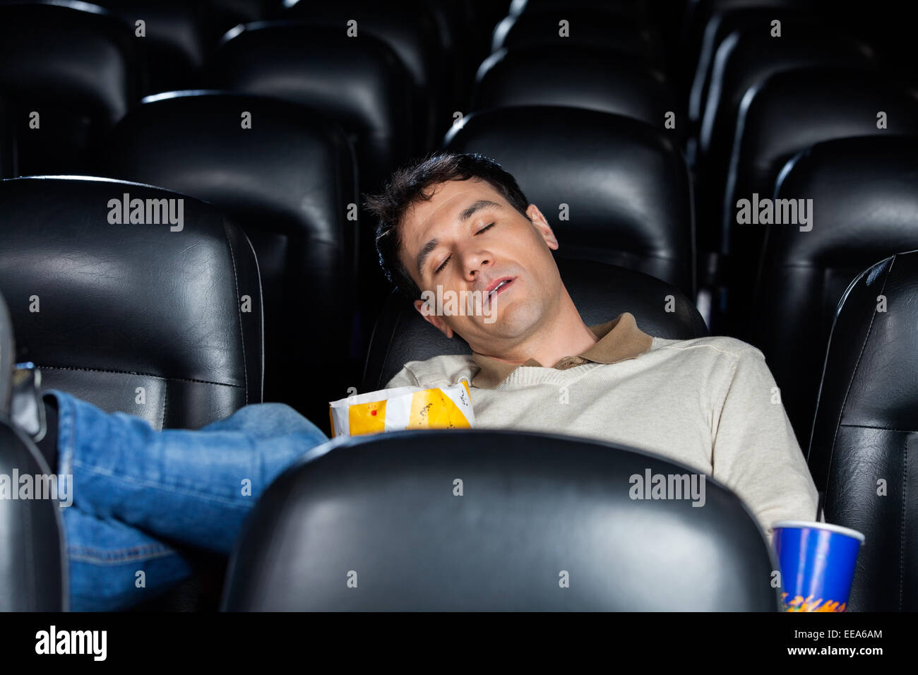 Gelangweilt Mann schlafen am Theater Stockfoto