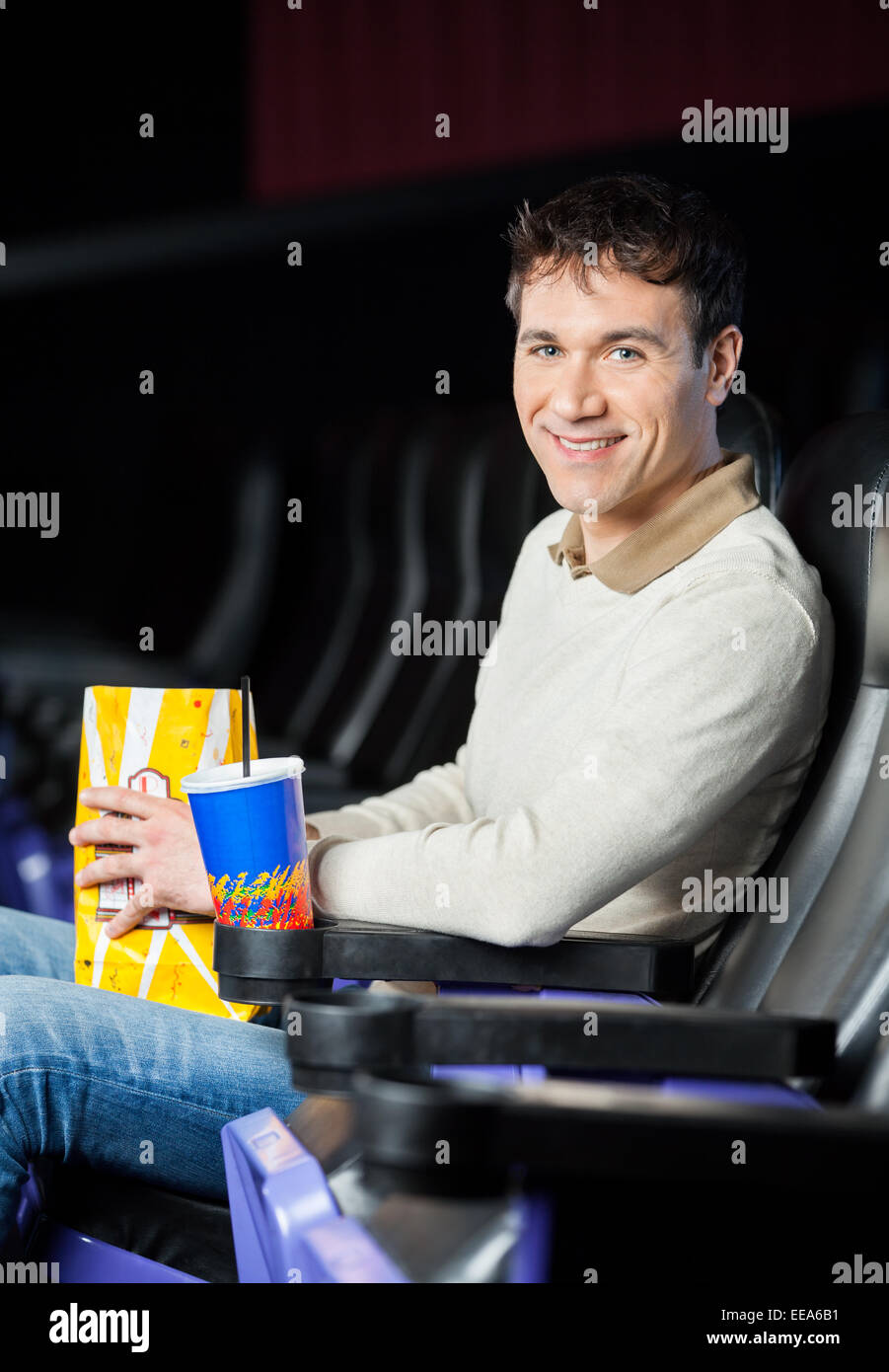 Mann mit Snacks im Kino-Theater Stockfoto