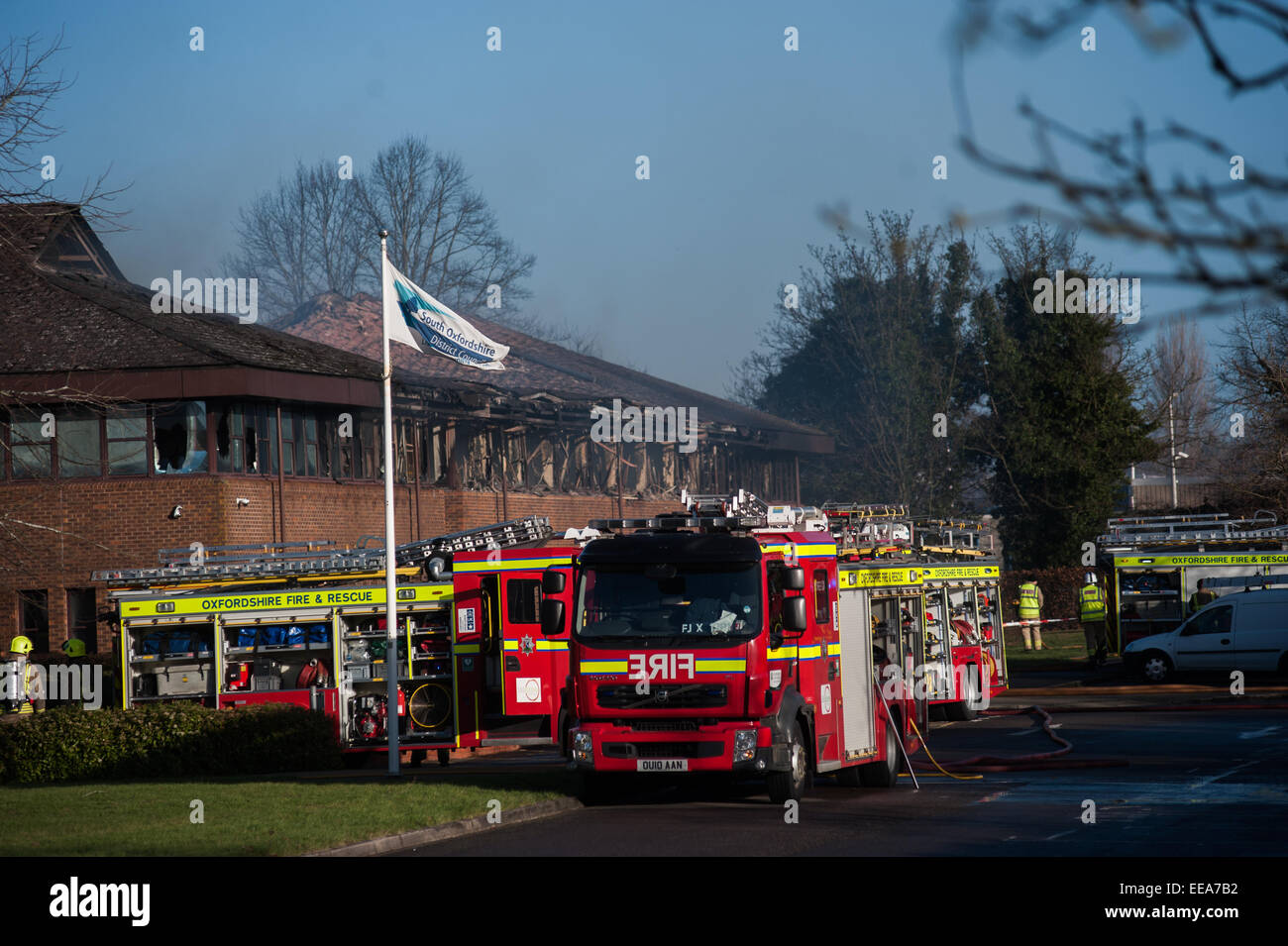 Feuerwehrfahrzeuge besuchen ein massives Feuer in South Oxfordshire District Council Büros in Crowmarsh Gifford, Oxfordshire, Vereinigtes Königreich Stockfoto