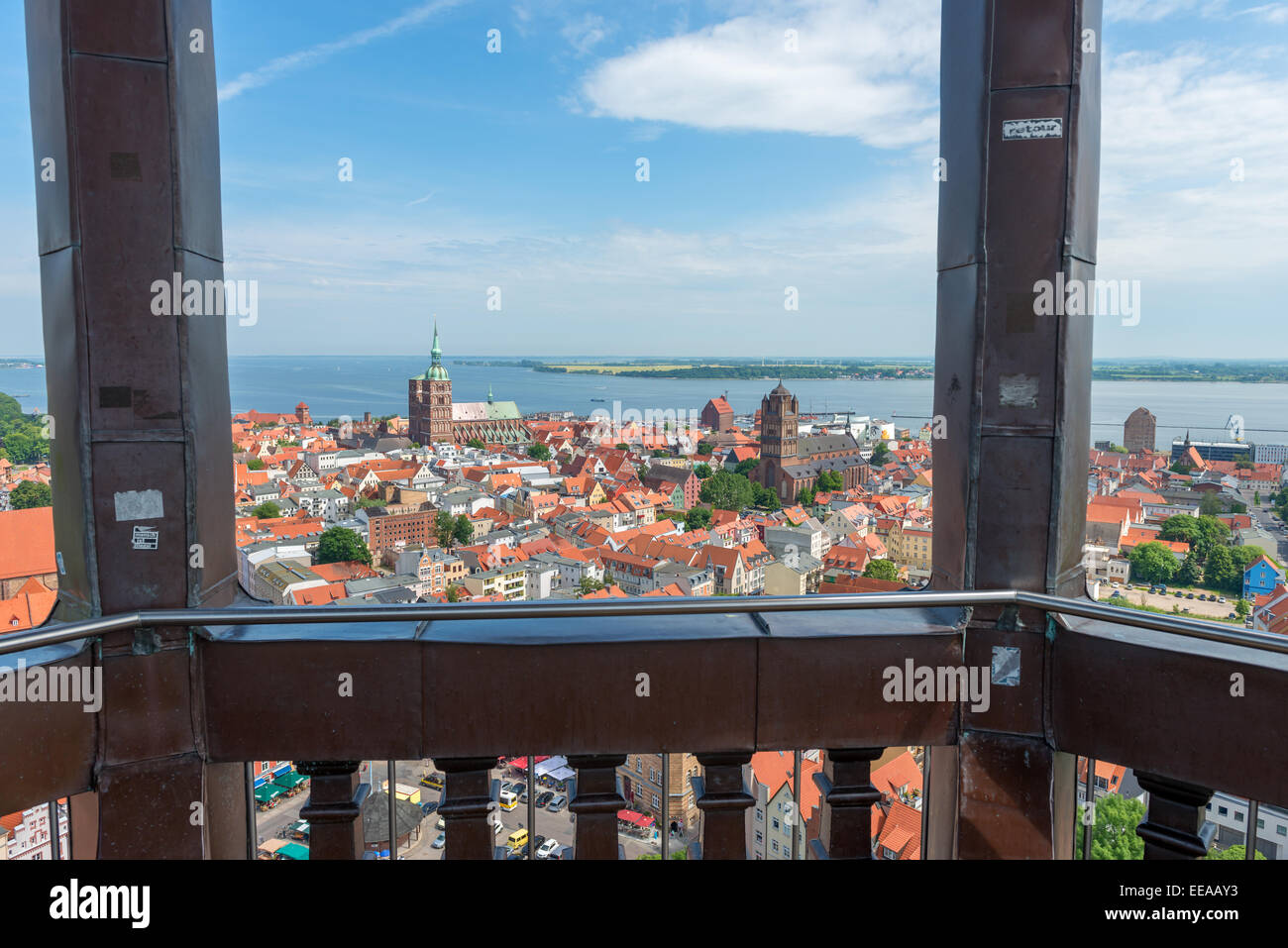 Hansestadt Rostock, Tourismus, Häuser, Meer, Küste, blauer Himmel, über die Dächer, wie vom Glockenturm gesehen, herabsehen, Deutsch Stockfoto