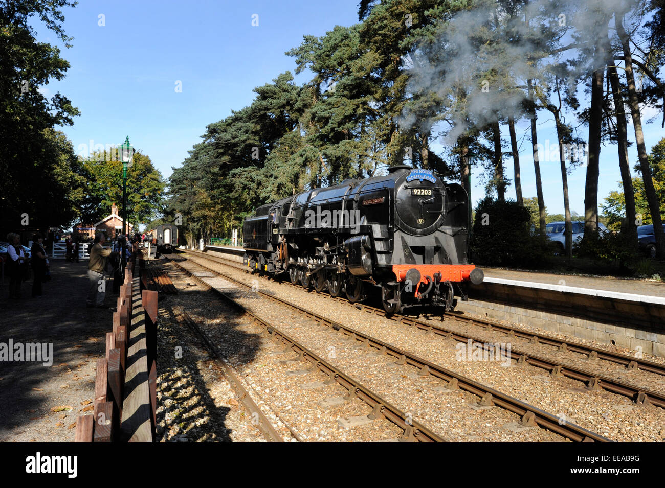 9F 2-10-0 Dampflokomotive Reihe 92203 "Black Prince" läuft Runde seinen Zug Haltestelle Holt auf der North Norfolk Railway zwischen Holt und Sheringham, in der Nähe von Norwich, Norfolk. Tier- und Eisenbahn Künstler David Shepherd restauriert die Dampfmaschine zum Laufen bringen Stockfoto