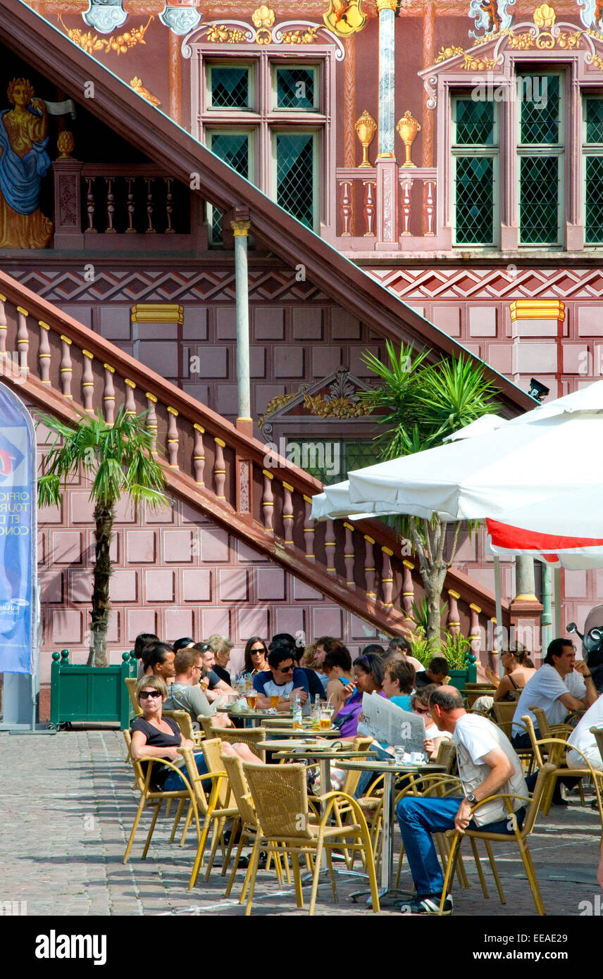 Mülhausen, Elsass, Frankreich. Hotel de Ville / Rathaus und Café-Tischen Stockfoto