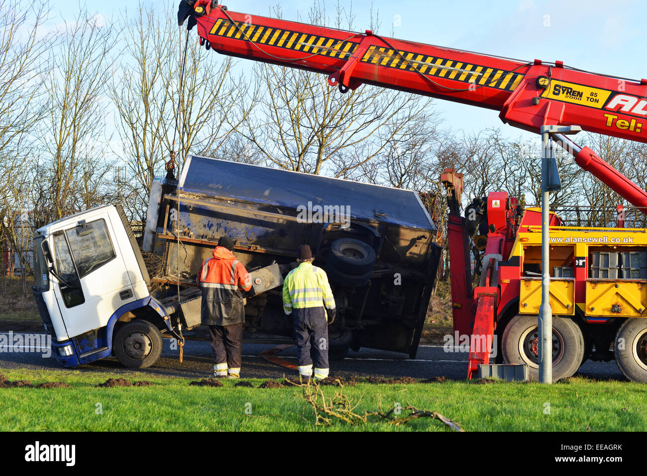 Wingate, County Durham, Großbritannien. 15. Januar 2015. Großbritannien Wetter. Starke Winde wehen über einen Wagen verursacht die A188-Straße zwischen Durham und die A19 für mehrere Stunden gesperrt werden, während des Wiederherstellungsvorgangs stattfand. © Robert Smith/Alamy Stockfoto