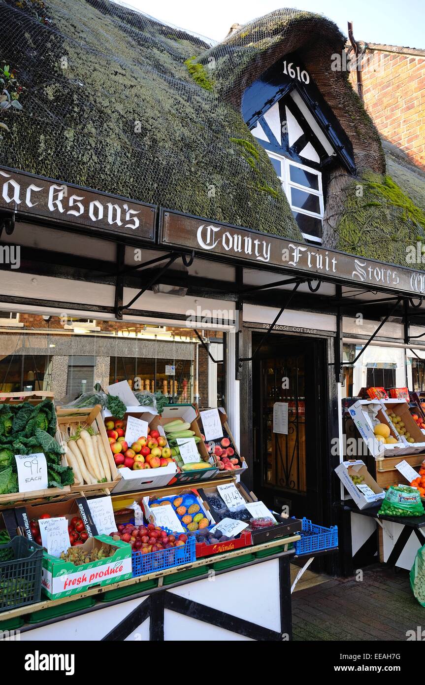 Obst- und Gemüseladen in einem reetgedeckten Gebäude entlang Mill Street in der Stadt-Zentrum, Stafford, Staffordshire, England, UK. Stockfoto