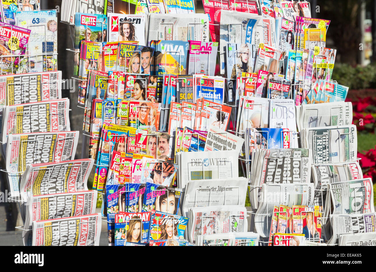 Internationale Pressestand auf der News-Kiosk in Spanien Stockfoto
