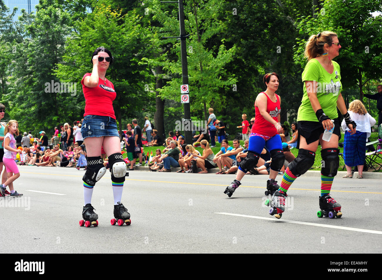 Roller Derby Mädchen beteiligen sich an einer gay-Pride-Parade in London, Ontario. Stockfoto