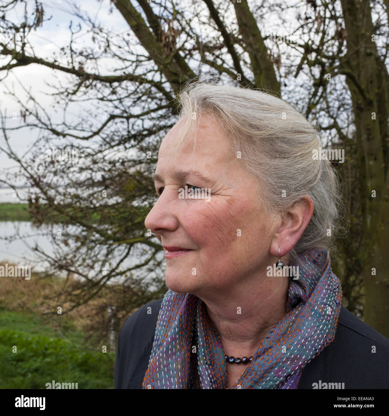 Outdoor Portrait einer älteren Frau mit Winter Äste Stockfoto