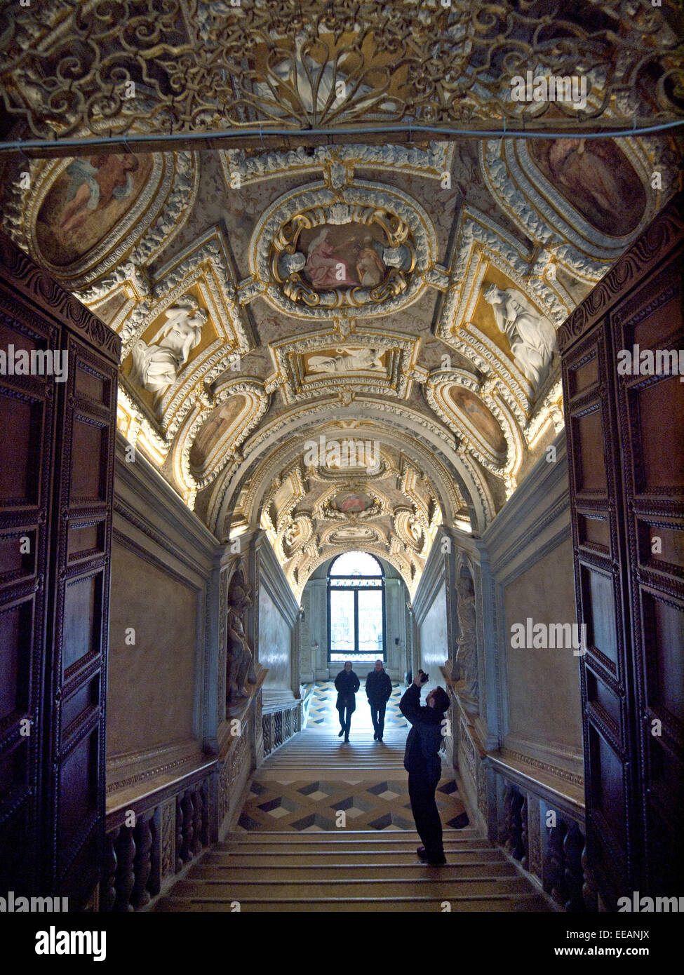 Die Goldene Treppe im Inneren der Dogenpalast in Venedig Stockfoto