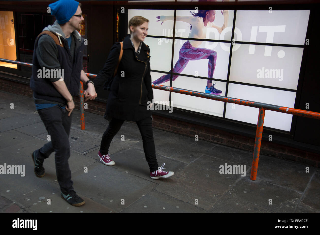 Nike Werbung Läufer läuft entlang ein Hindernis in der Nähe von  ahnungslosen Menschen. Die video Anzeige mit dem Slogan "Just Do It" mit  einer Frau, die quer über des Bildschirms sorgt für