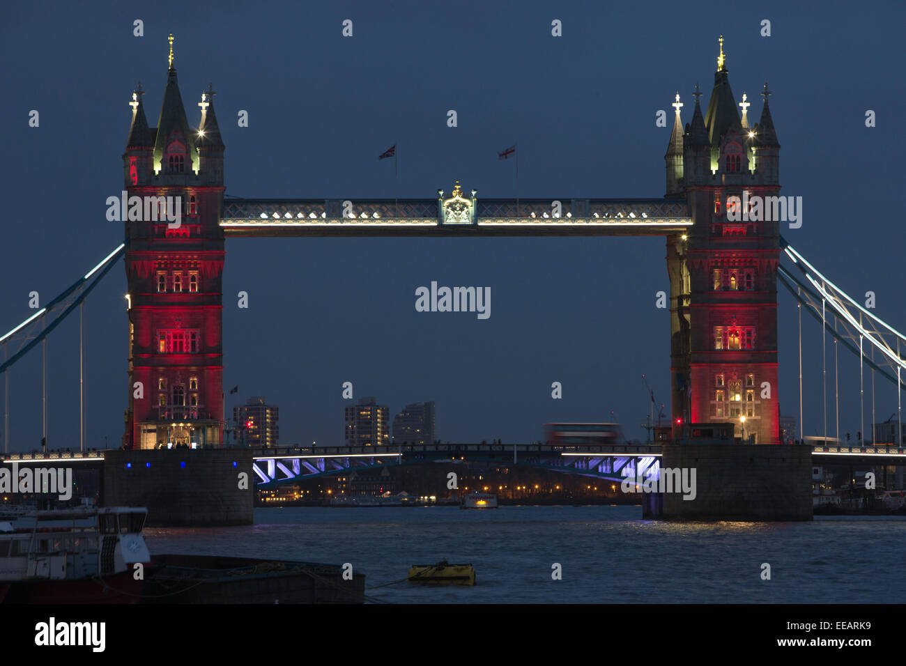 Tower Bridge leuchtet in den Farben der französischen Flagge in Solidarität mit den Menschen o Frankreich nach dem Charlie Hebdo Massaker Stockfoto