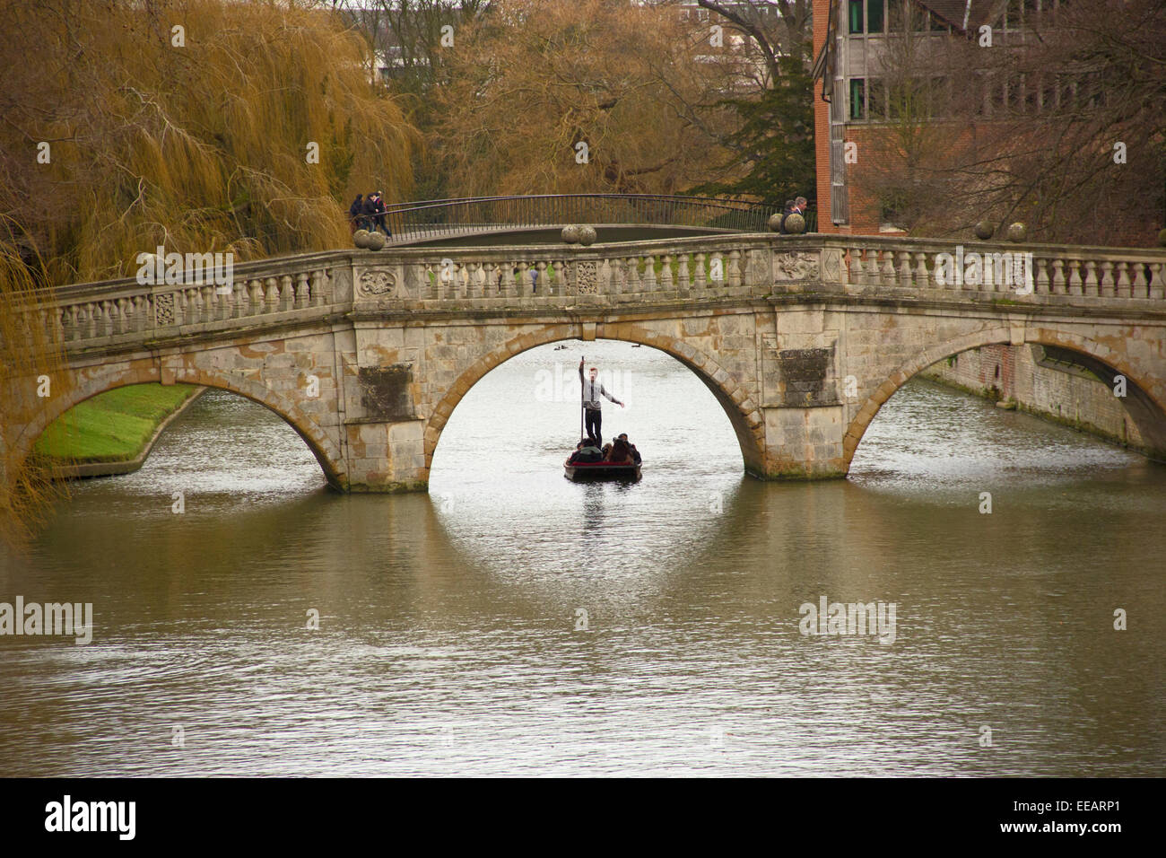 Cambridge punting Tour unter Clare College Brücke Anfang Januar 2015 Stockfoto