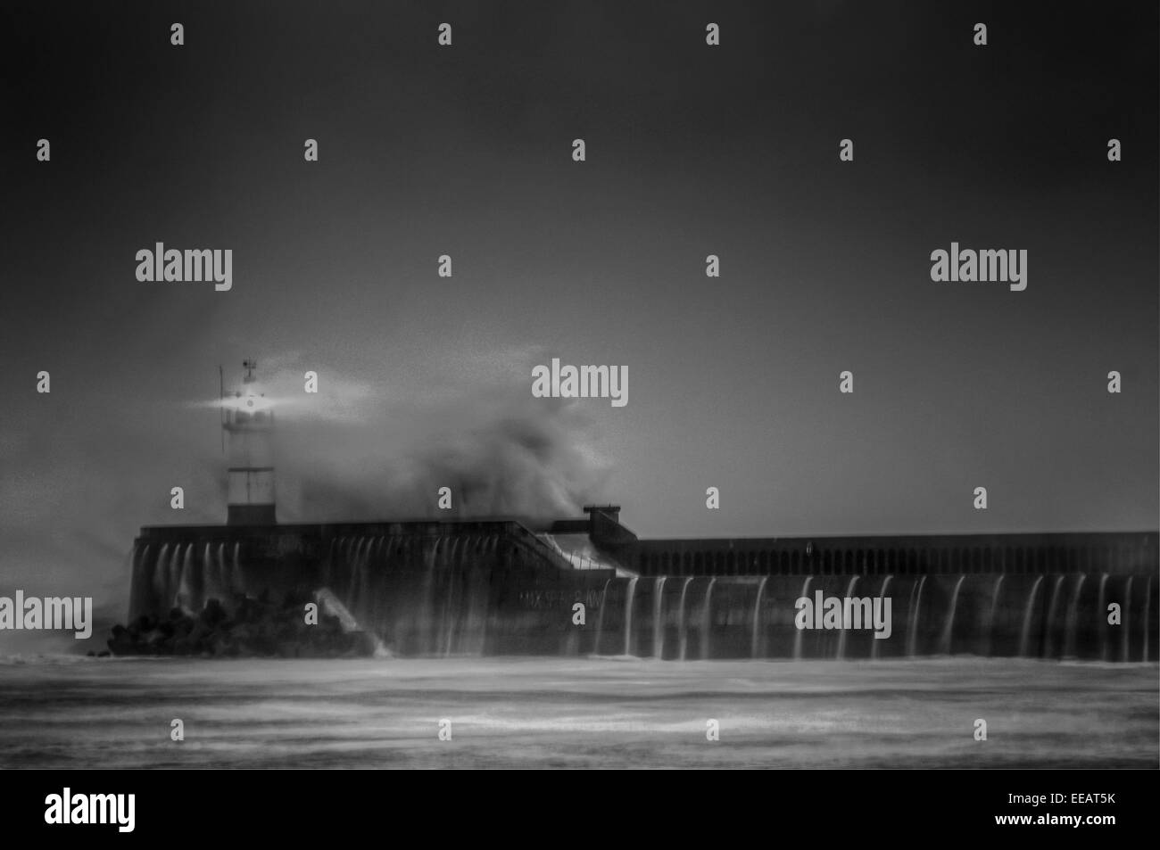 Newhaven, East Sussex, Großbritannien. Januar 2015. Wetter in Großbritannien: Licht im Sturm an der Südküste Stockfoto