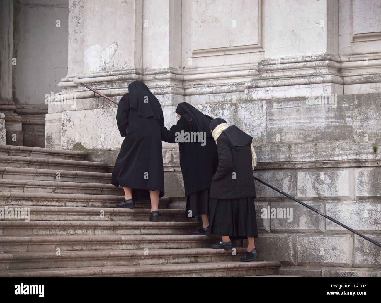 Nonnen gehen die Kirche Stufen der Santa Maria della Salute in Venedig Stockfoto